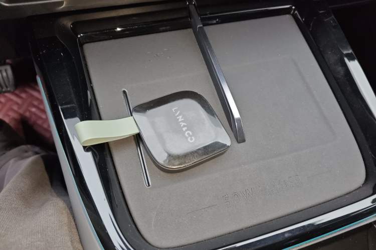 Used Lynk & Co 08 EM-P 2025 220 km All-Wheel-Drive Performance Halo Interior 1