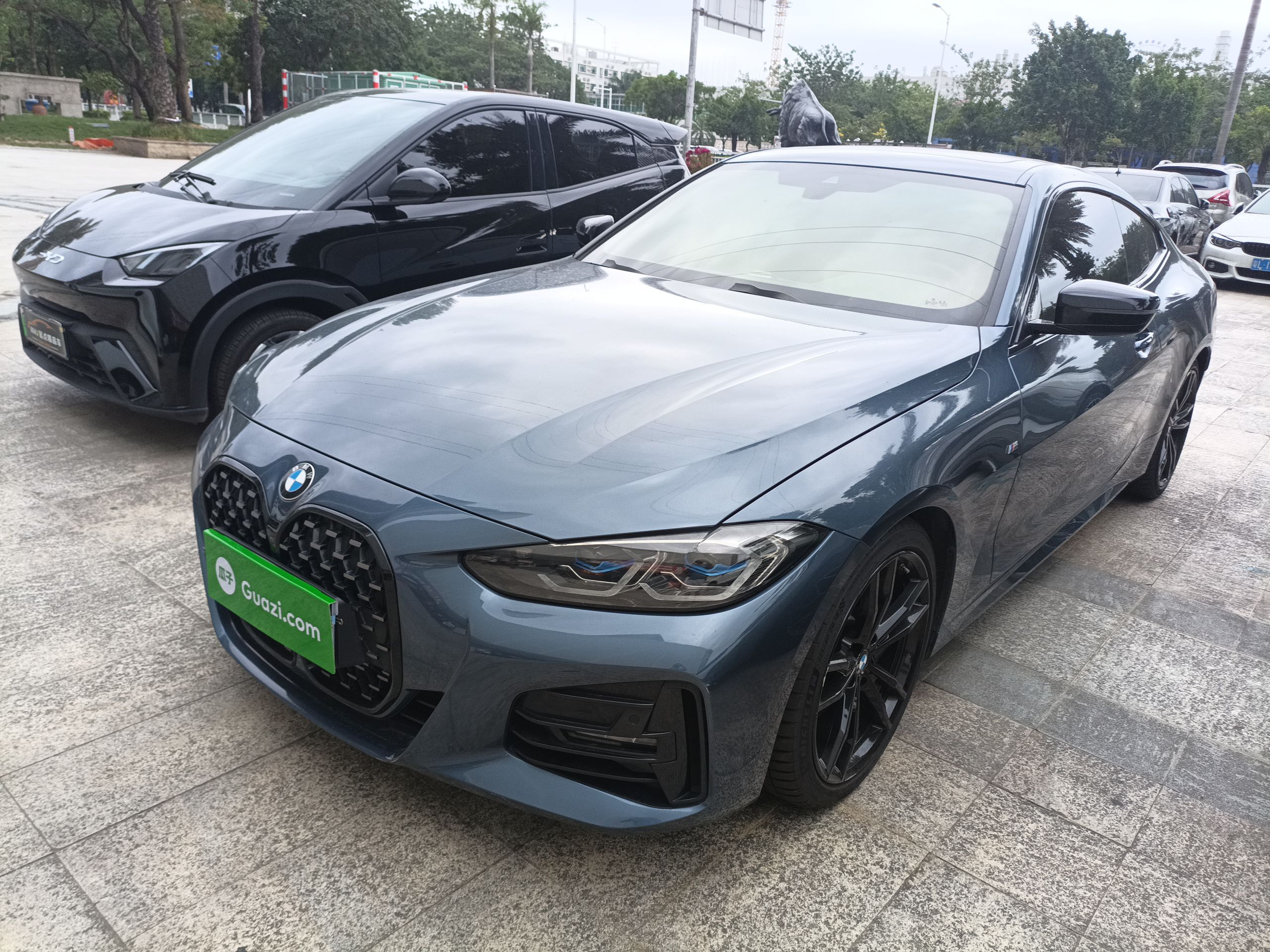 Под передней частью автомобиля