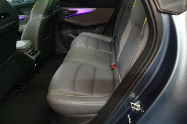 Used Lynk & Co 08 EM-P 2025 220 km All-Wheel-Drive Performance Halo Left Rear Seat