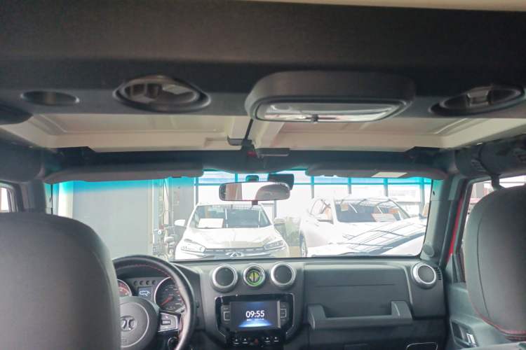 Used BAIC Off-Road BJ40 2016 40L 2.0T Manual Two-Wheel Drive Luxury Edition
