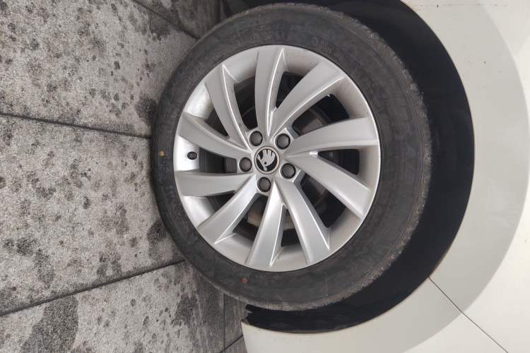 Used Skoda Rapid 2018 1.6L Automatic Comfort Edition Right Front Wheel Hub