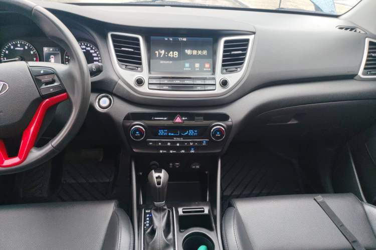 Used Hyundai Tucson 2015 1.6T Dual-Clutch Two-Wheel-Drive Smart Model Audio And AC Panel