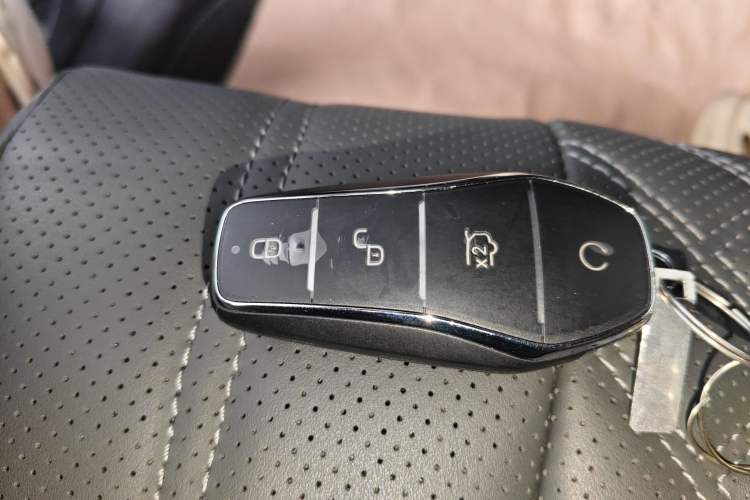 Used BYD Song L DM-i 2025 Intelligent Driving Version 160 km Beyond-Range Type Vehicle Key