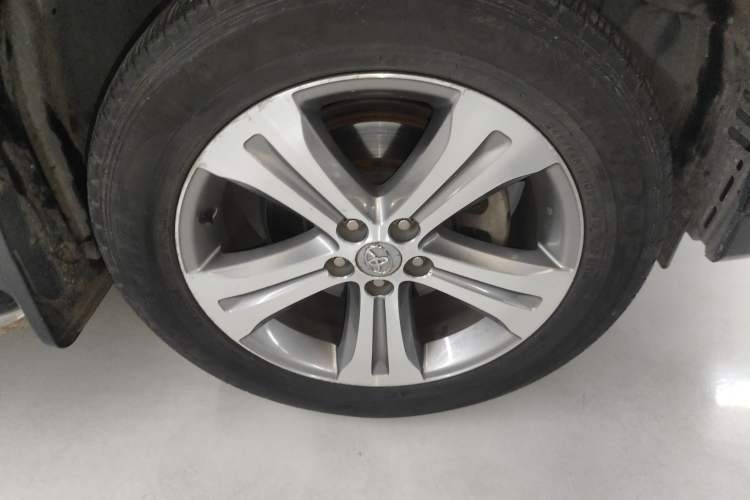 Used Toyota Highlander 2012 2.7L Two-Wheel Drive 5-Seater Sport Edition Right Front Wheel Hub