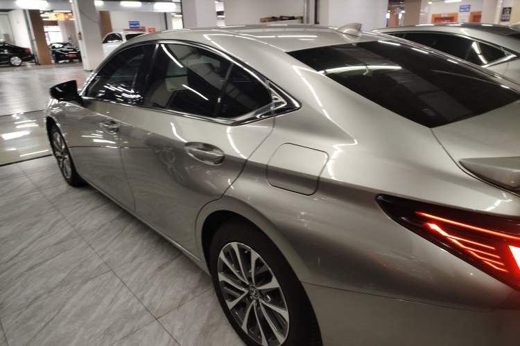 Used Lexus ES 2025 300h Deluxe Edition
