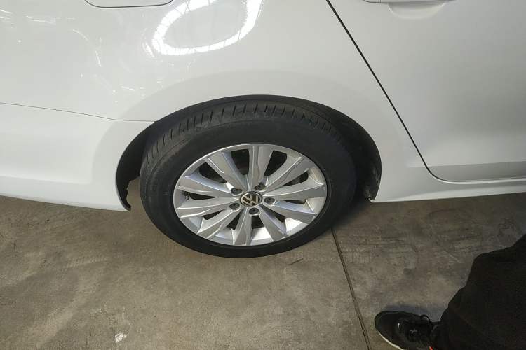 Used Volkswagen Sagitar 2014 Revised Version 1.4TSI Automatic Luxury Edition Right Rear Wheel Hub