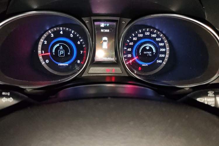 Used Hyundai Santa Fe 2015 2.0T Automatic Two-Wheel Drive Smart Version 5 Seats