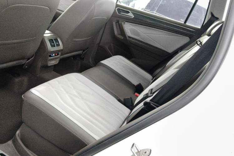 Used Volkswagen Tiguan L 2023 330TSI Automatic Two-Wheel Drive R-Line Enjoyment Edition Left Rear Seat