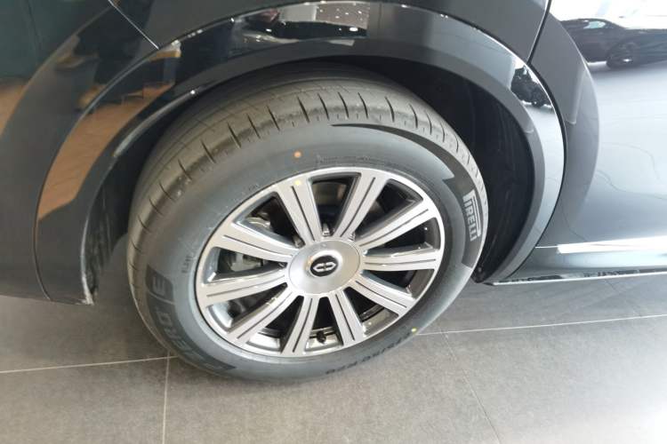 Used Hima AITO M8 2025 Model Pure Electric Ultra Six-Seat Four-Wheel-Drive Version
