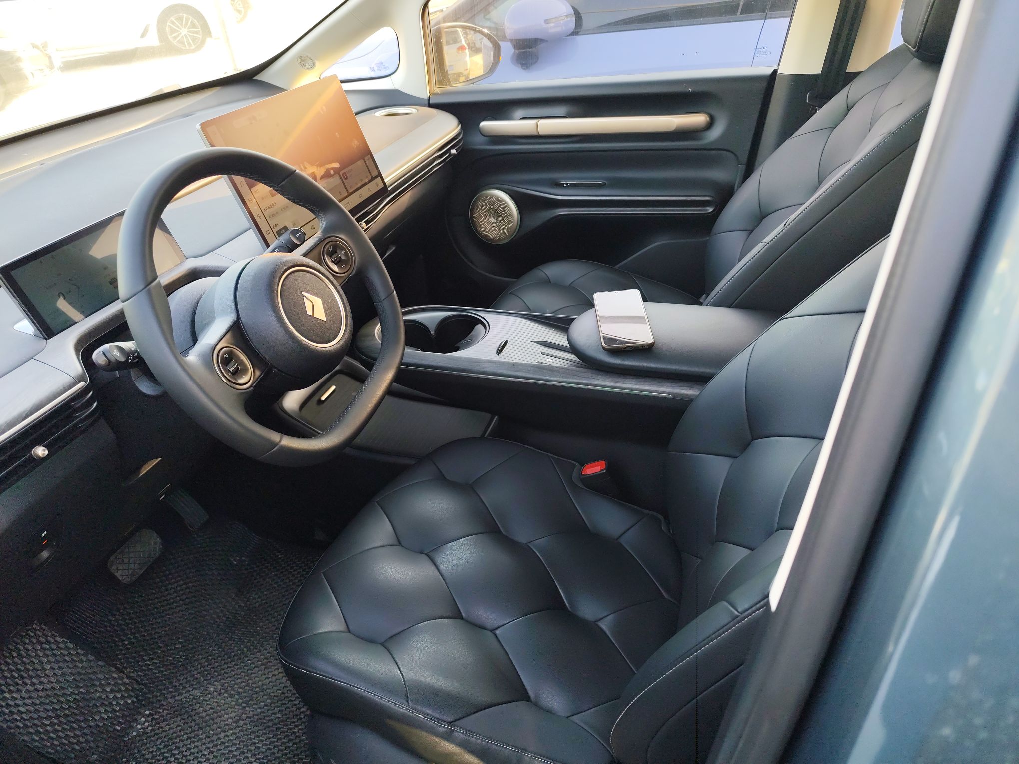 المقاعد الأمامية داخل السيارة