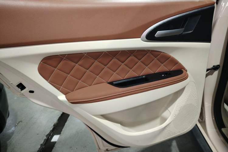 Used ORA Good Cat 2023 401 km Standard Range Premium Version Lithium Iron Phosphate Interior 5