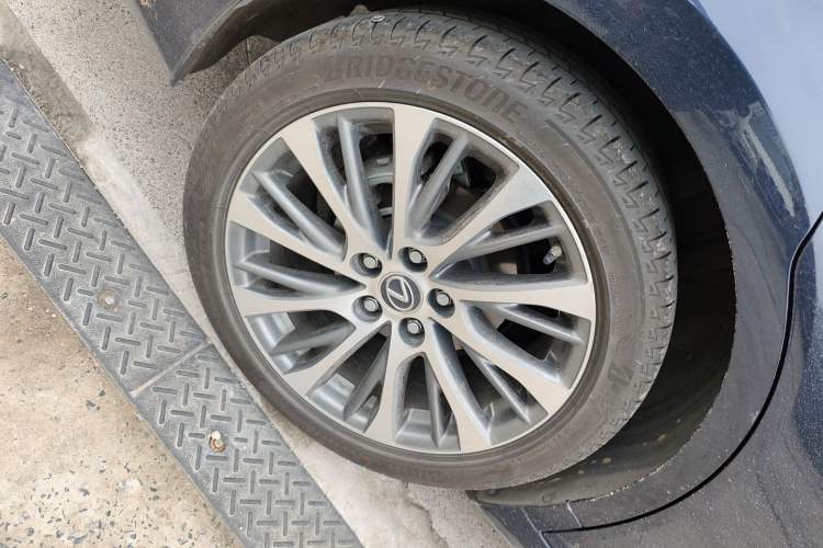 Used Lexus ES 2020 300h Deluxe Edition Right Rear Wheel Hub