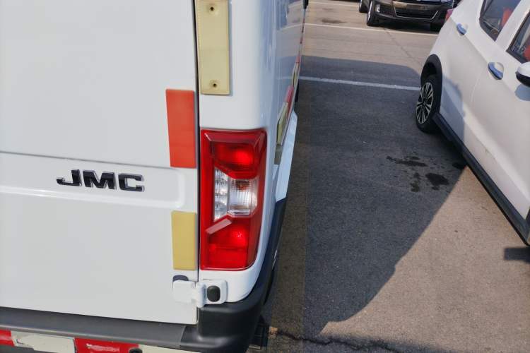 Used JMC Transit 2019 2.8T Commercial Version Short Wheelbase Mid-Roof 3-Seater China VI Standard JX493