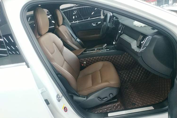 Used Volvo XC60 2023 B5 4x4 Smart Luxury Edition
