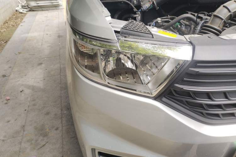 Used Wuling Hongguang V 2022 1.5L Jingqu Edition Enclosed-Window Vehicle with Electric Power Steering LAR Right Front Headlight