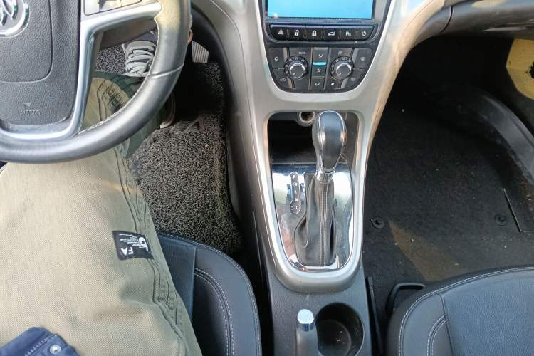 Used Buick GT 2011 GT 1.8L Automatic Fashion Edition Leather Model Gear Lever