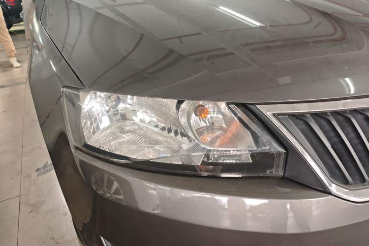 Used Skoda Rapid Spaceback 2014 1.6L Automatic Enjoyment Edition Right Front Headlight