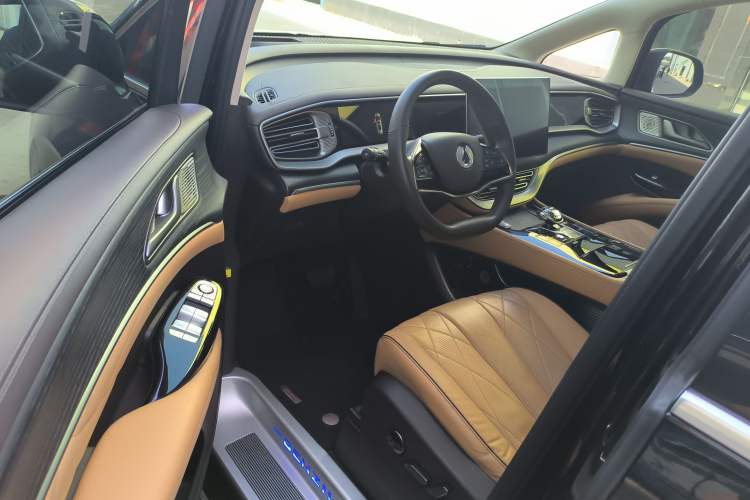 Used Denza D9 2024 DM-i 980 Four-Wheel Drive Flagship Model
