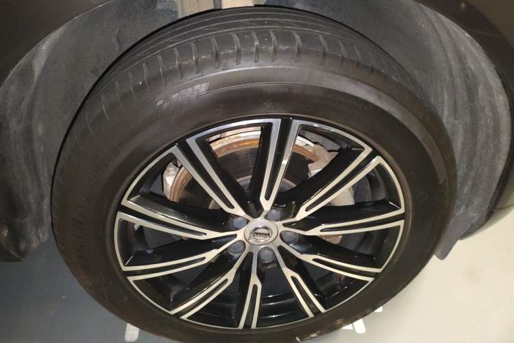 Used Volvo XC60 2020 T5 4x4 Smart Luxury Edition Right Front Wheel Hub