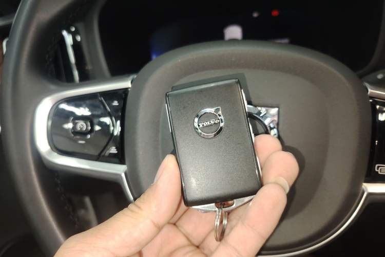 Used Volvo XC60 New Energy 2024 T8 Plug-in Hybrid Long-Range All-Wheel Drive Smart Luxury Edition Vehicle Key