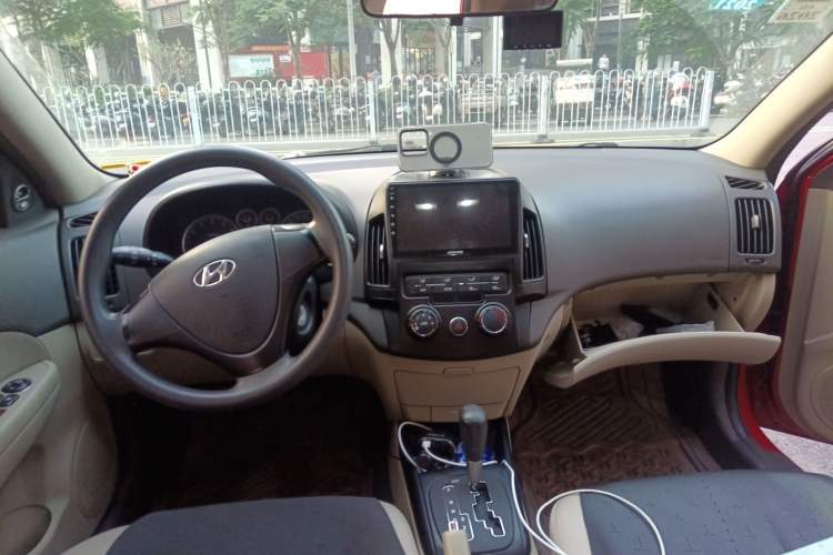 Used Hyundai i30 2009 1.6L Automatic Comfort Edition Center Console