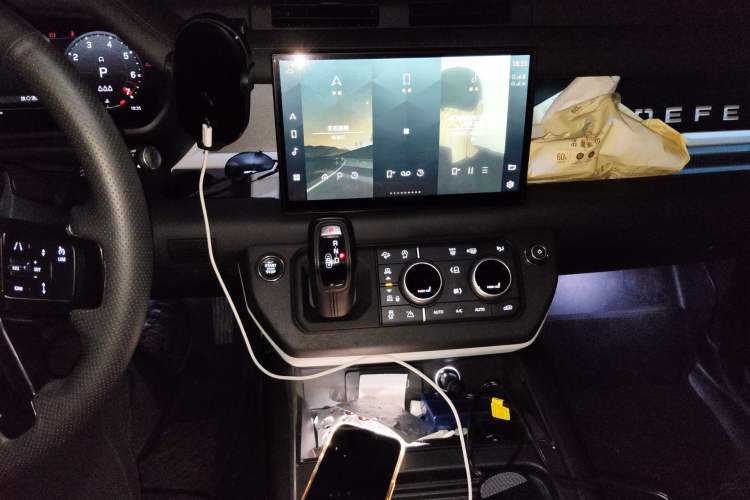 Used Land Rover Defender 2023 Facelift 110 3.0T P400 X-DYNAMIC HSE Audio And AC Panel