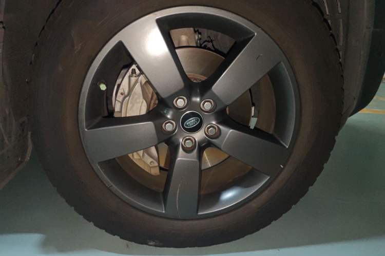 Used Land Rover Defender 2022 110 P400 Dark Edition Right Front Wheel Hub