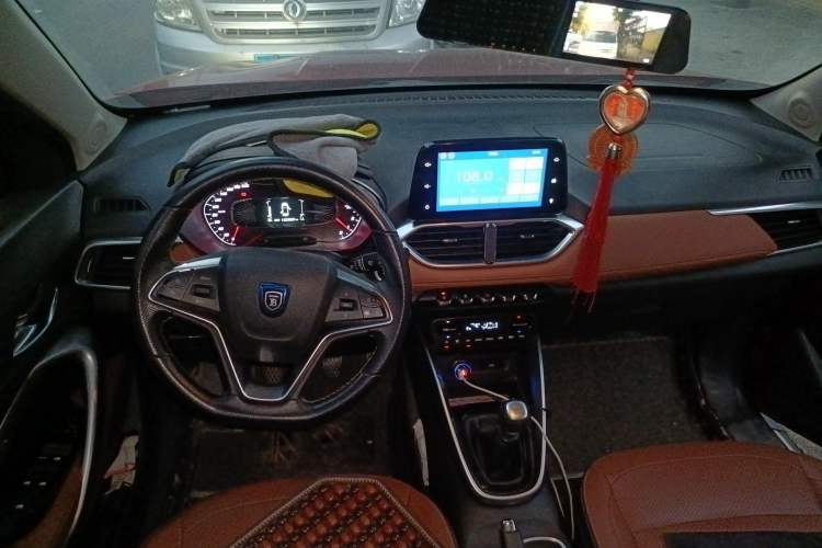 Used Baojun 510 2017 1.5L Manual Luxury Model Center Console