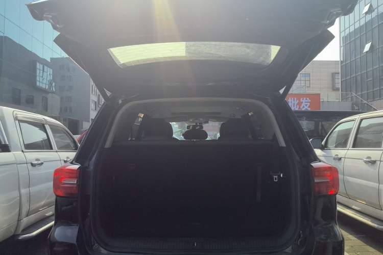 Used Roewe RX8 2018 30T Smart Connectivity Four-Wheel Drive Flagship Edition Trunk