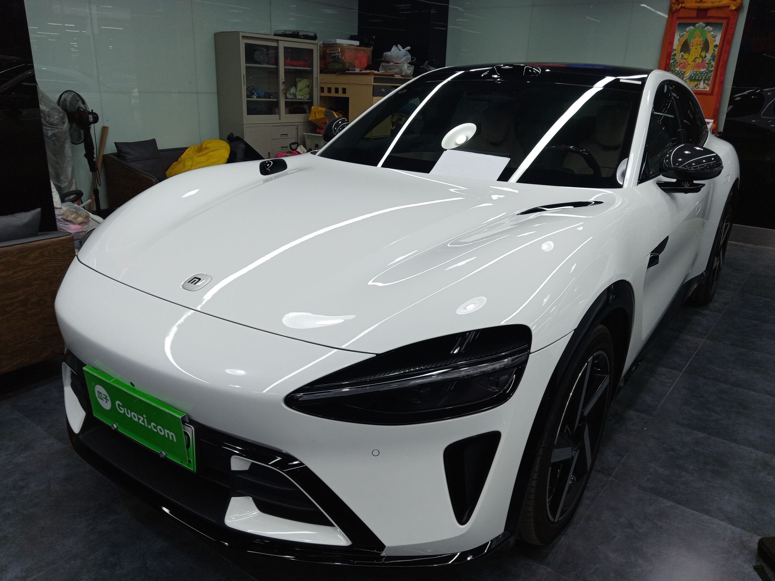 تحت مقدمة السيارة