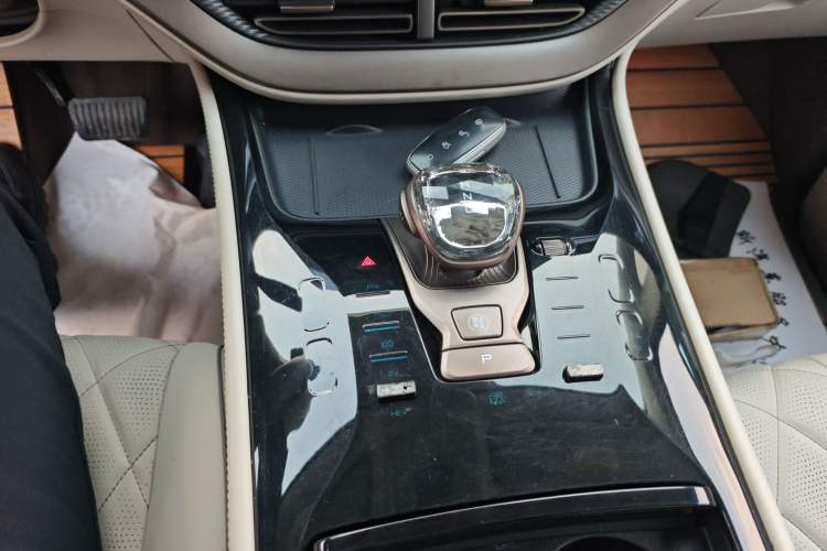 Used Denza D9 2022 DM-i 945 Luxury Model
