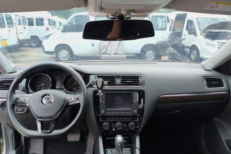 Used Volkswagen Sagitar 2017 230TSI Automatic Luxury Edition Center Console