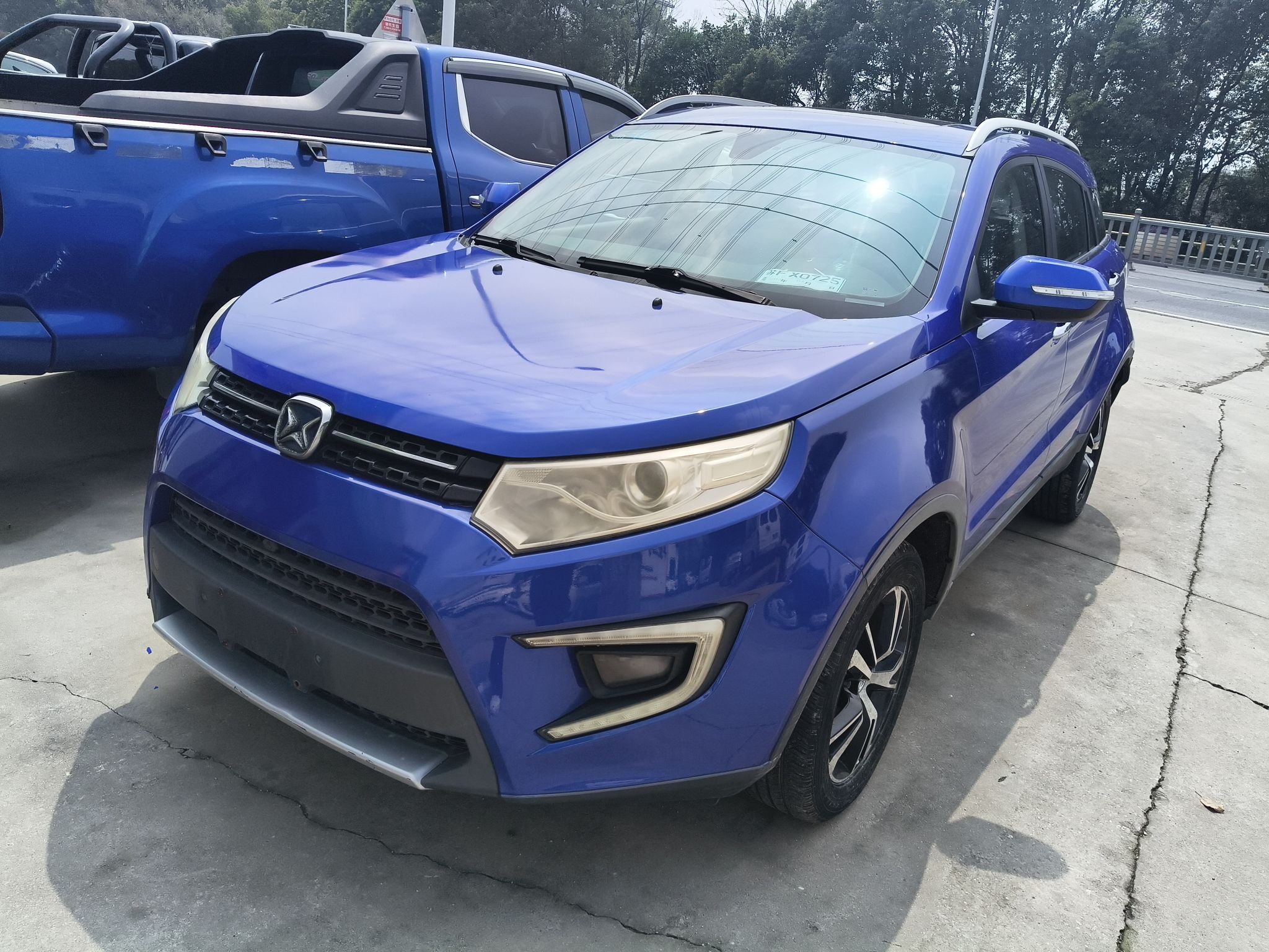 تحت مقدمة السيارة