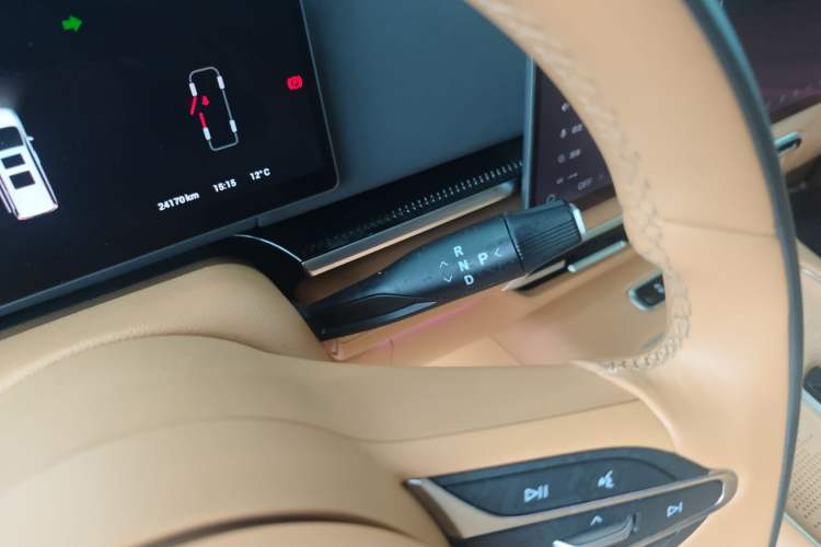 Used VOYAH Dream 2025 PHEV Four-Wheel Drive Prestige Kunpeng Edition
