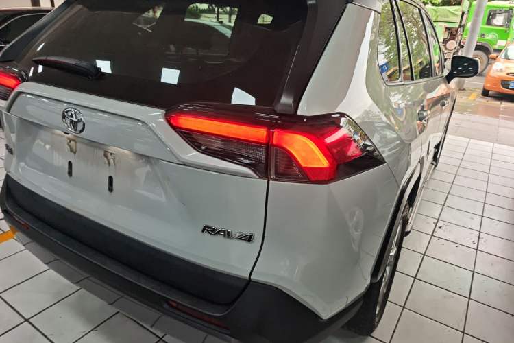 Used Toyota RAV4 2020 2.0L CVT Two-Wheel Drive Fashion Edition Right Rear Taillight