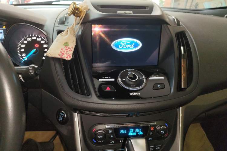 Used Ford Kuga 2015 2.0L GTDi Four-Wheel Drive Prestige Model Audio And AC Panel