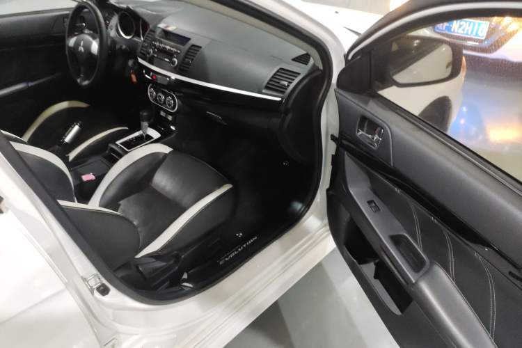 Used Mitsubishi Lancer EX 2016 1.8L CVT Black-and-White Retro Edition