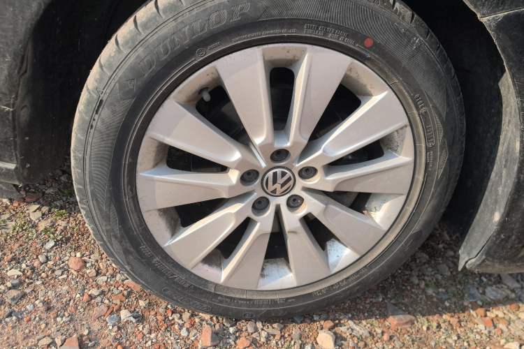 Used Volkswagen Lavida 2013 Restyled Classic 1.6L Manual Comfort Edition Right Front Wheel Hub
