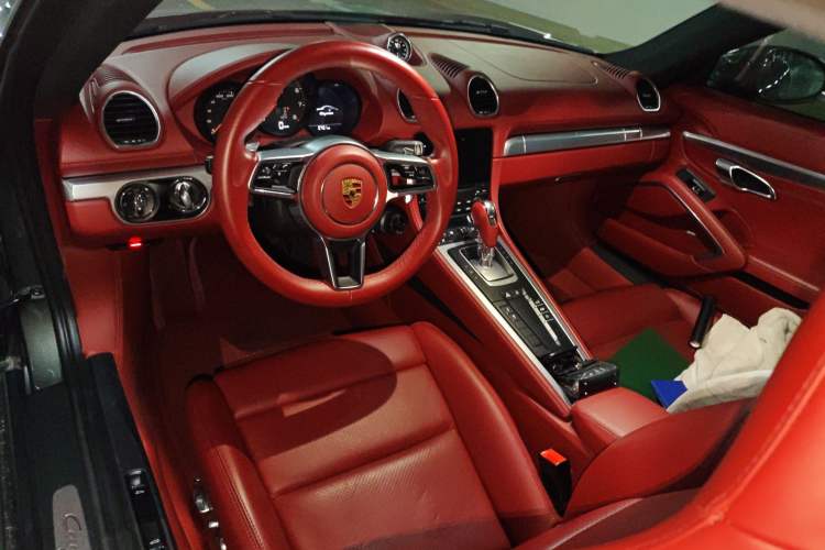 Used Porsche 718  Center Console