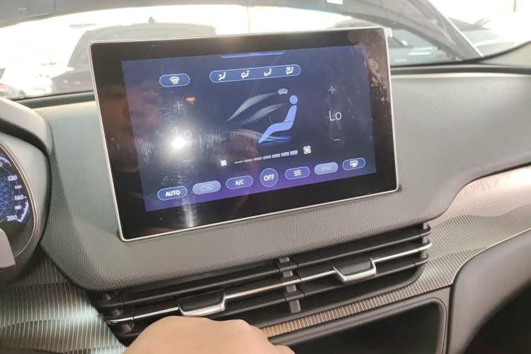 Used Hongqi E-QM5 2022 431 km Charge & Enjoy Edition