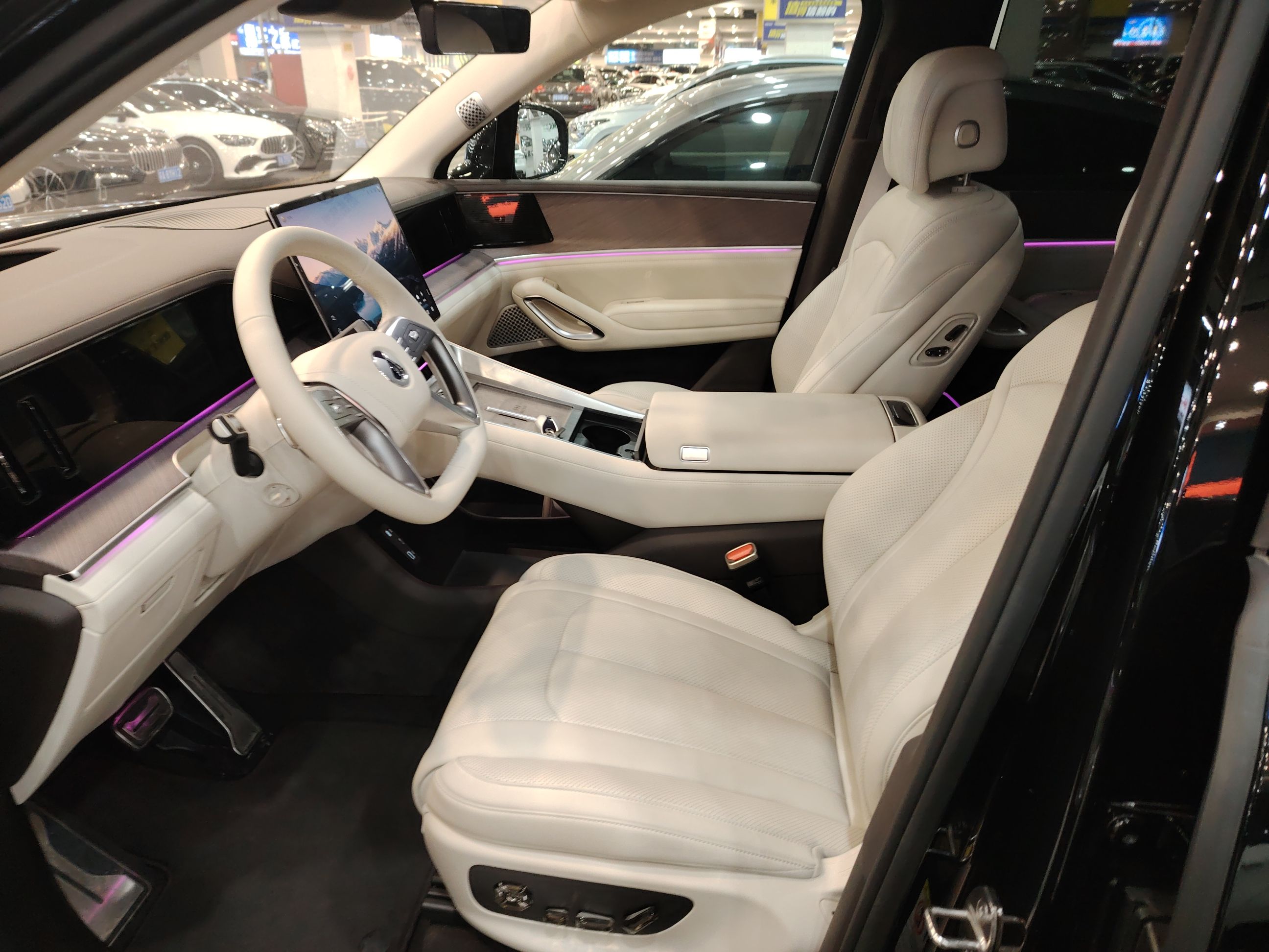 المقاعد الأمامية داخل السيارة