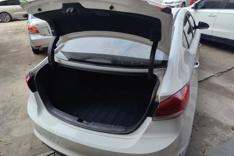 Used Hyundai Elantra (6th Generation / Lingdong) 2016 1.6L Automatic ZhiXuan · Youth Edition
