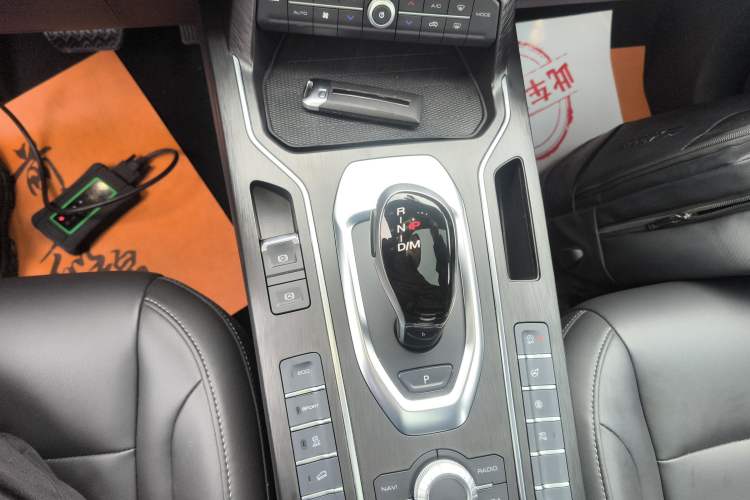 Used Wey VV5 2020 1.5T Two-Wheel Drive Color Pioneer Gear Lever