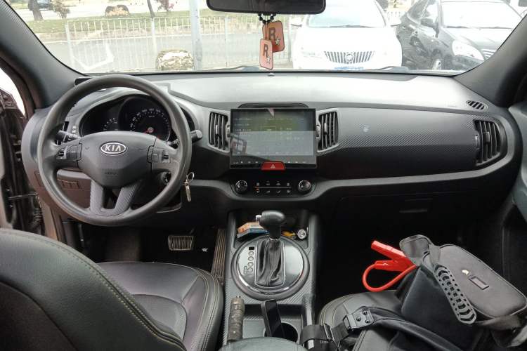 Used Kia Sportage R 2011 2.0L Automatic Two-Wheel Drive GL Center Console