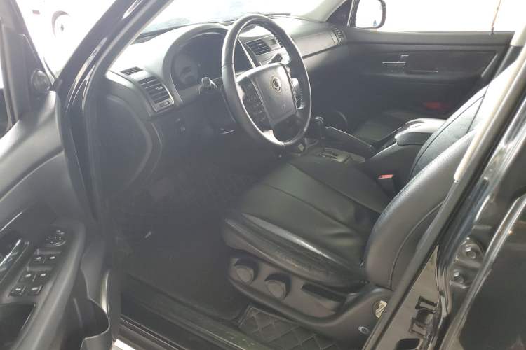 Used SsangYong Rexton W 2014 2.0T Two-Wheel Drive Elite Navigation Version with 5 Seats
