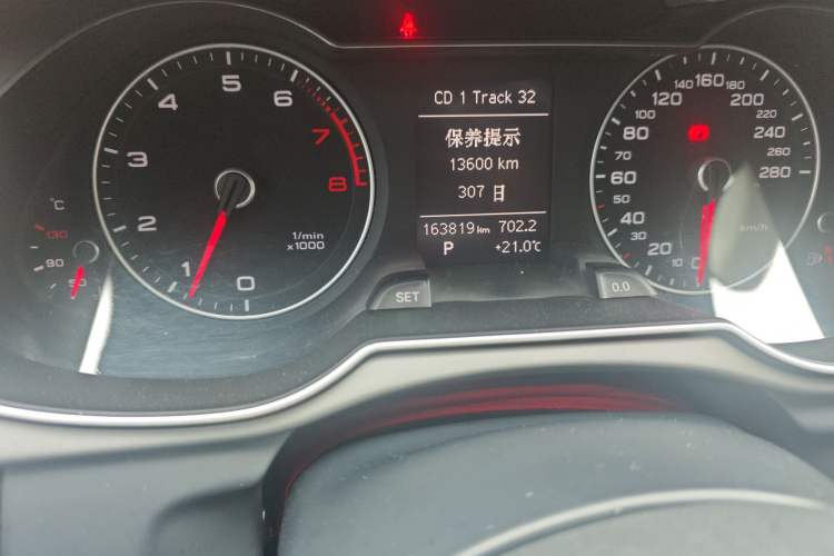 Used Audi A4L 2013 35 TFSI Automatic Comfort Model Odometer Close Up