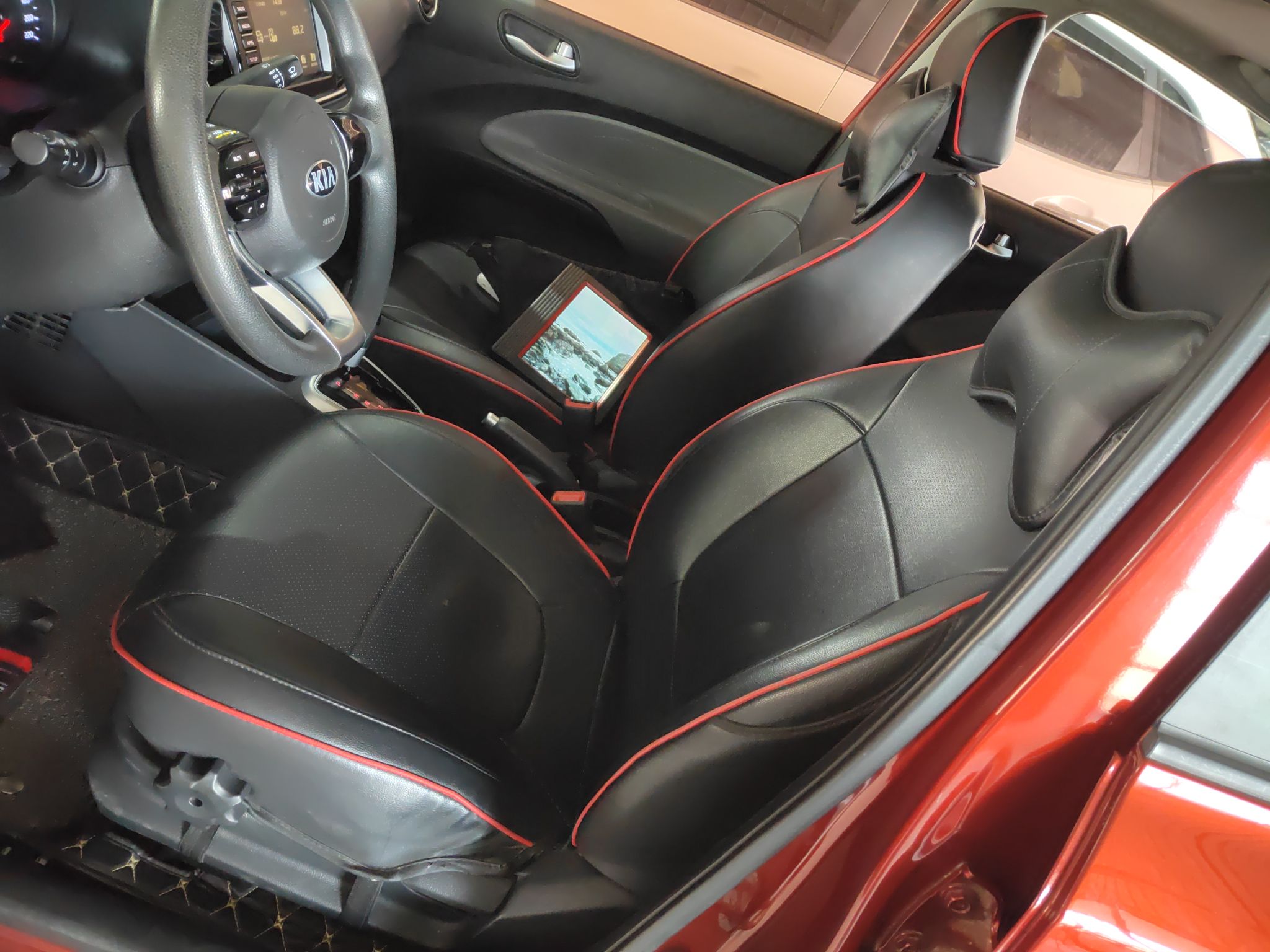 المقاعد الأمامية داخل السيارة