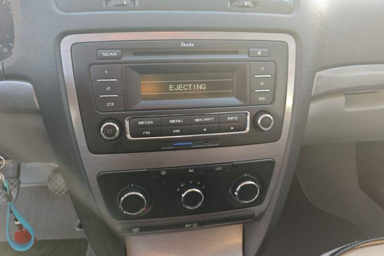 Used Skoda Octavia 2013 1.6L Manual Yijie Edition Audio And AC Panel