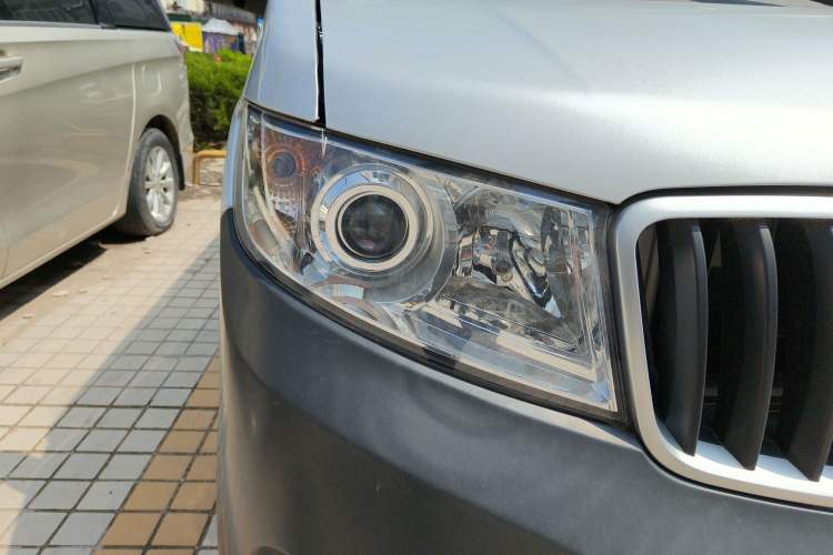 Used Jinbei Hiace X30 2023 1.5L Super-Comfortable Passenger Van 5/6/7-Seater Non-Air-Conditioned Version Model SWC15M Right Front Headlight