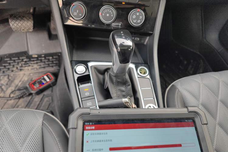 Used Volkswagen Sagitar 2023 300TSI DSG Excellence Edition Gear Lever